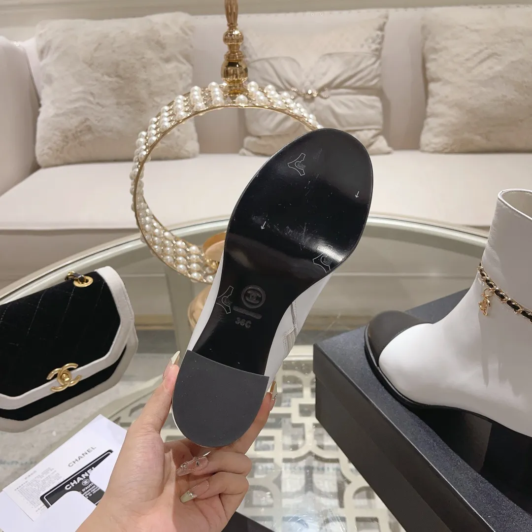 👟👟Ex-factory price 700👟👟 2025 Xiaoxiang chanel high quality counter grade 𝙎𝙡𝙞𝙣𝙜-𝙗𝙖𝙘𝙠🌈〰͏ chanelaa® Xiaoxiang new chain ⛓️slimming short boots Top purchasing level rare items are new 🍾👟👟 ━━━━━ ЅᏇєєt ━━━━━ 🍒 Upper: Italian imported calfskin ➕ Chanel’s unique chain element Lining: Imported comfortable and soft sheepskin lining for foot pads Outsole: Exclusive molding of Italian imported genuine leather outsole Color: Black/White/Apricot Size: 34 to 40 (34, 41, 42 are customized and non-returnable and non-exchangeable) Packaging: The latest full set of packaging from the counter shoe industry